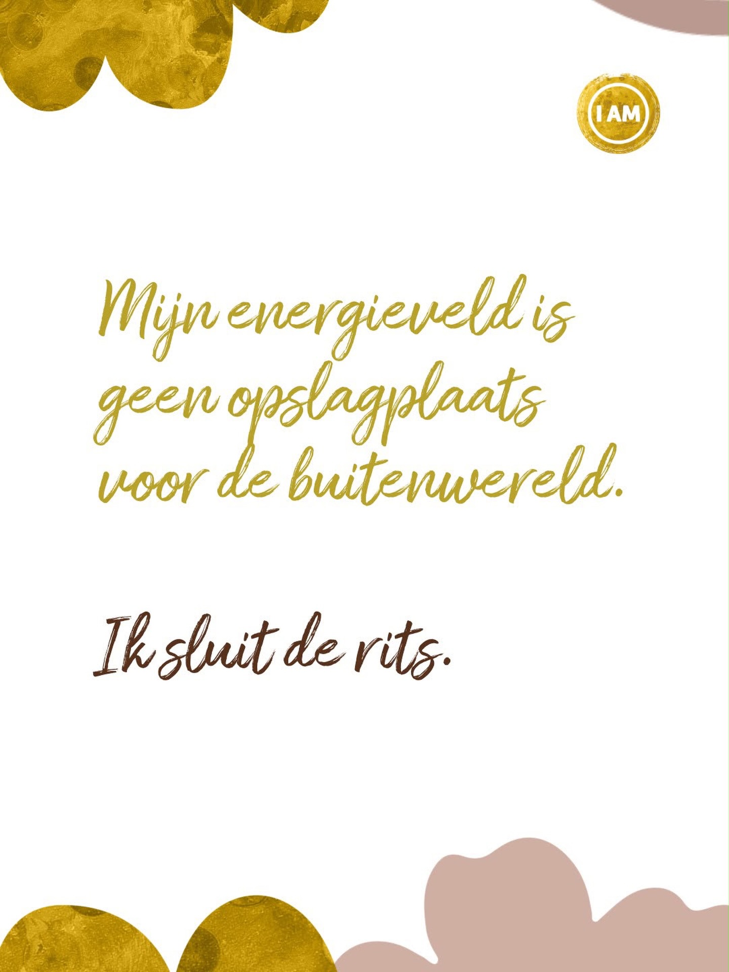 Veel lichamen zijn diep vermoeid door het onbewust filteren van collectieve angst. Je neemt ongemerkt frequenties op die absoluut niet van jou zijn. Jouw systeem is echter geen opslagplaats voor de wereld.

Zolang je energetische deuren openstaan, draag je de ruis van de menselijke matrix. Je hoeft deze collectieve onrust op geen enkele manier te dragen of te verwerken. Zodra je de rits van je energieveld stevig dichttrekt, keert de oorspronkelijke rust onmiddellijk terug.

Spreek het volgende decreet hardop uit en voel hoe je veld zich volkomen sluit:

IK BEN de absolute beheerder van mijn eigen energieveld.
Ik sluit de rits van mijn systeem voor alle ruis van buitenaf.
Ik weiger nog langer de frequenties van de wereld te dragen.
Ik rust in de volmaakte bescherming van mijn eigen centrale nulpunt.
Het is gesproken, dus het IS.
IK BEN. IK BEN. IK BEN. 💛